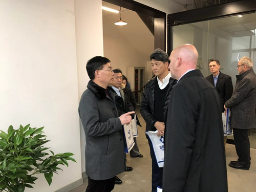 美国诺信公司全球业务高管莅临上海智联精工参观交流